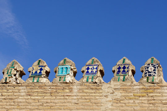 Ziermauer mit orientalischen Kachel-Ornamenten in Chiwa, Khiwa, Usbekistan