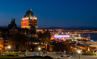Obraz premium Night view of the famous Fairmont Le Château Frontenac