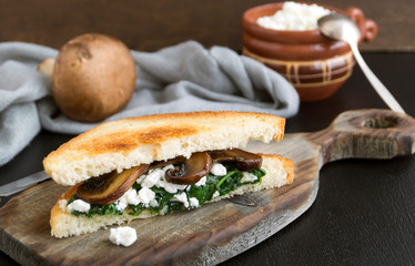sandwich with spinach, cottage cheese and mushrooms.