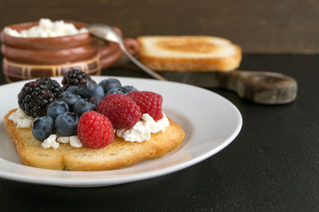 Toast with cottage cheese and fresh berries.