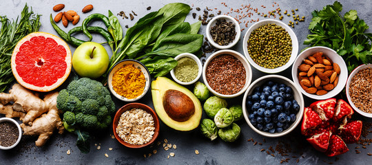 Panele Szklane  Zdrowe jedzenie wybór czystego jedzenia: owoce, warzywa, nasiona, pożywienie, płatki zbożowe, warzywa liściaste na szarym betonowym tle