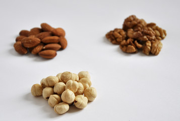 Fototapeta na wymiar heap of mixed nuts isolated on white background