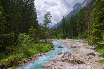 Fototapeta na wymiar Fluss ( Partnach ) in den Alpen Süddeutschlands