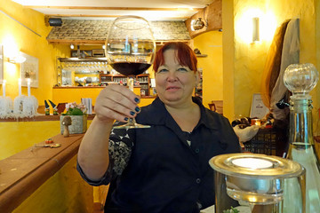 frau mit rotweinglas in einem restaurant