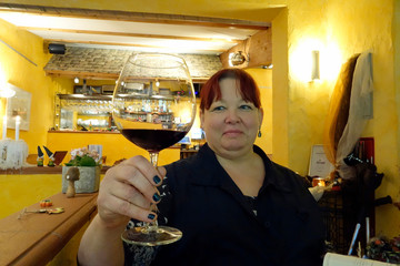 frau mit rotweinglas in einem restaurant