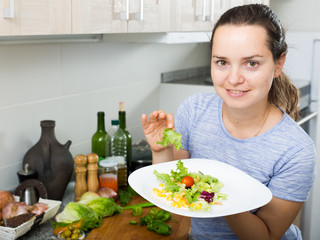 Obraz na płótnie Canvas woman cooking salad