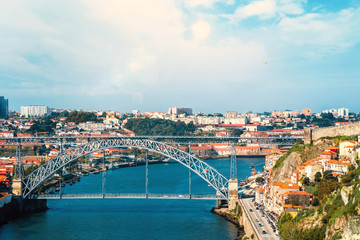 Fototapeta premium Die Eisenbrücke Ponte Dom Luís I über den Fluss Douro in Porto