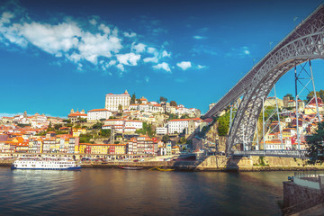 Fototapeta na wymiar Die Eisenbrücke Ponte Dom Luís I über den Fluss Douro in Porto