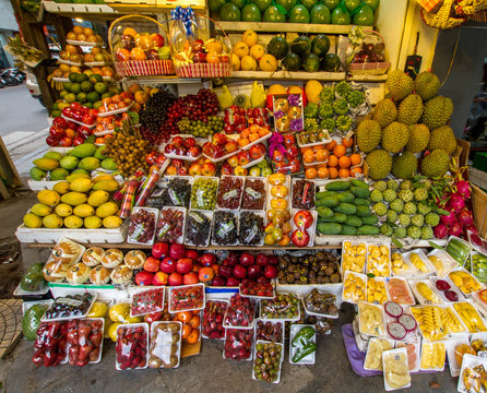 Bunter exotischer Obstmarkt in Hanoi Vietnam