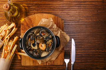 shells in pan with bread sticks and vine 
