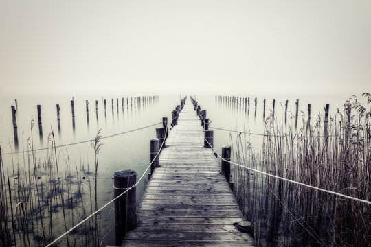 Steg am Ammersee im Nebel