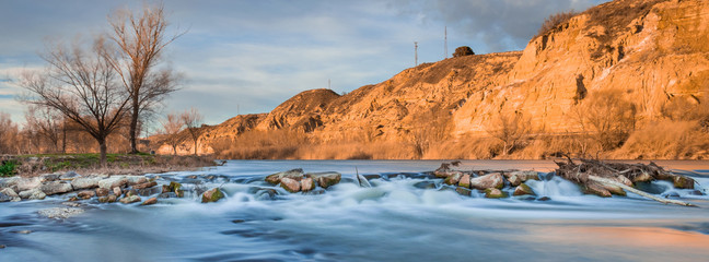 Atardecer en el R&iacute;o Cinca a su paso por Fraga en Arag&oacute;n, Espa&ntilde;a