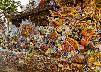 Fototapeta premium Dragon statue Chinese temples decorative tile Chinese temples