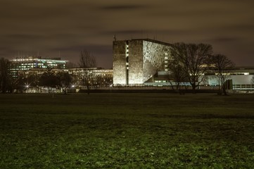 nowoczesny budynek Biblioteki Narodowej w Warszawie w nocy - obrazy, fototapety, plakaty