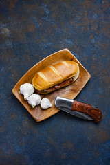 ISTA CENITAL DE BOCADILLO DE JAMÓN SERRANO CON AJOS BLANCOS Y NAVAJA PARA CORTAR