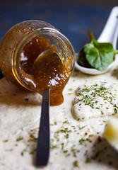 TARRO CON MERMELADA DE PIMIENTOS SOBRE TORTILLA DE MAÍZ Y SALSA DE YOGUR