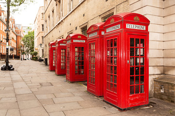 Fototapeta na wymiar Cabinas telefónicas en calle de Londres.