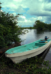 Title Old boat that serves to take tourists over a river located in the area of ​​Tabasco, Mexico