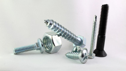 Conjunto de diferentes tornillos y pijas 