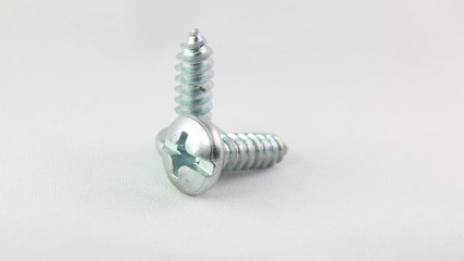 Tornillo de cabeza plana y extremo en punta que se usa por ejemplo en la carpintería