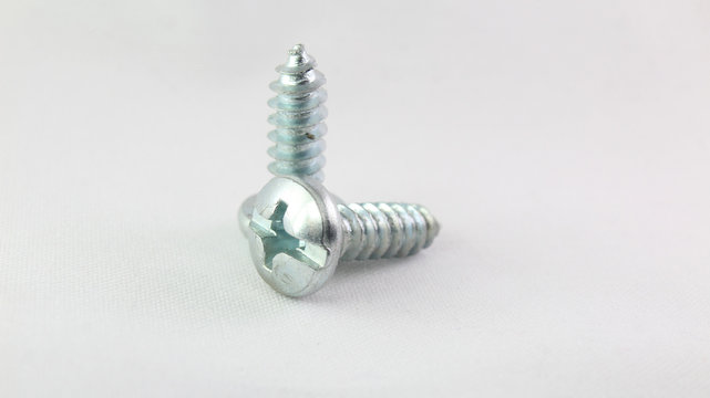 Tornillo de cabeza plana y extremo en punta que se usa por ejemplo en la carpinter&iacute;a