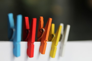 Multicolor clothepsins.