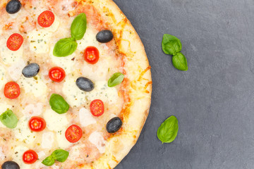 Pizza Margherita von oben Textfreiraum Copyspace Nahaufnahme Schieferplatte
