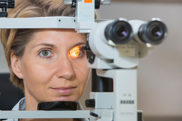 Augenuntersuchung an der Spaltlampe mit weiblichem Patienten