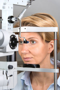 Augenuntersuchung an der Spaltlampe mit weiblichem Patienten