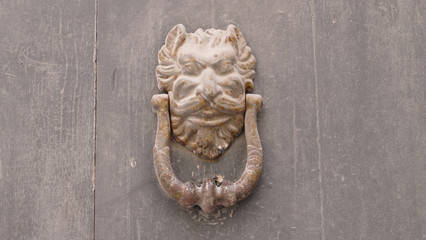 Antico battente dietro una porta. Sud Italia