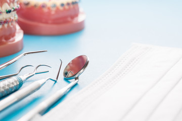 orthodontic model and dentist tool - demonstration teeth model of varities of orthodontic bracket...