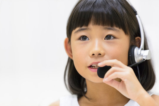 インカムを付けて話す女の子