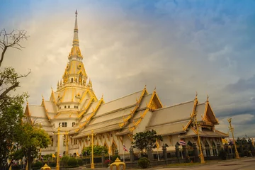 Foto op Canvas Beautiful golden pagoda at Wat Sothonwararam, a famous public temple in Chachoengsao Province, Thailand. © kampwit