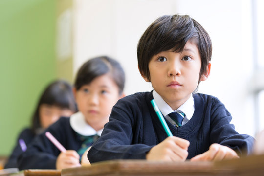 教室で授業を受ける小学生の男の子