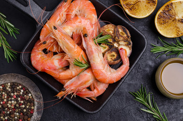 Fried unpeeled large shrimp