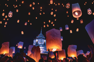 Mass Yee Peng Lantern Release, Chiang Mai, Thailand © pierrick