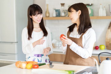 Obraz na płótnie Canvas attractive asian women cooking in kitchen