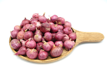 Red onions on tray 