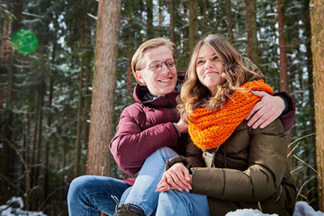 Obraz premium Young cute couple at a winter forest