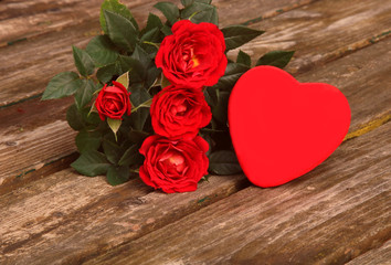  muttertag  - rote Rose und Herz auf hölzernem Hintergrund