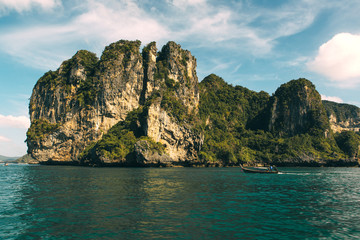Naklejka premium Railay west beach located at the Noppharat Thara Beach National Park in Krabi province, Thailand.