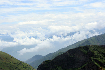 Vista de cielo y nubes sobre montañas en los andes