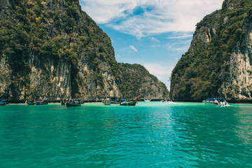 Obraz premium view of iconic tropical turquoise water Pileh Lagoon surrounded by limestone cliffs, Phi Phi islands, Thailand 