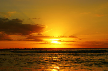 Fototapeta na wymiar sunrise on a big lake. The sun's rays shine through the clouds