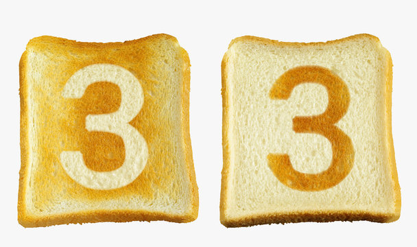 トーストに白い数字の3と白いパンに数字の3の焼き目が入った2枚のパン