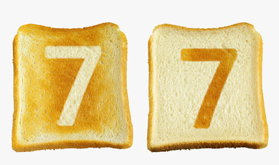 トーストに白い数字の7と白いパンに数字の7の焼き目が入った2枚のパン