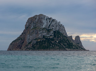 Fototapeta na wymiar La isla de Es Vedra desde la cala Dhort en Ibiza