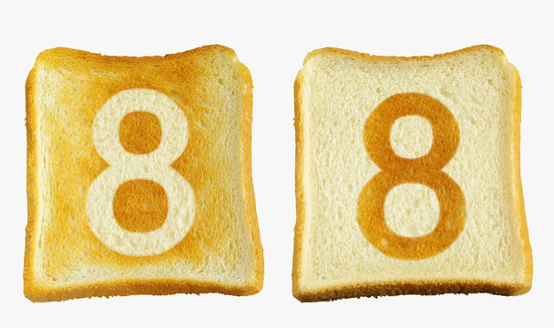 トーストに白い数字の8と白いパンに数字の8の焼き目が入った2枚のパン