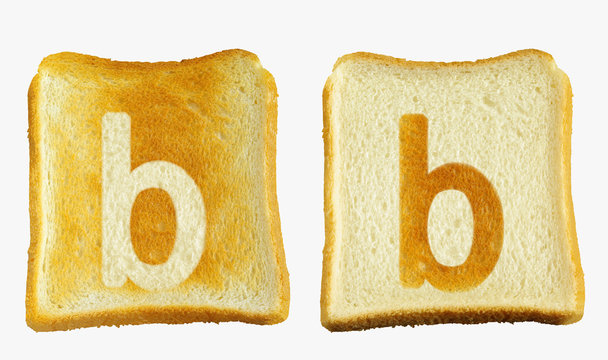 トーストに白い小文字のbと白いパンに小文字のbの焼き目が入った2枚のパン