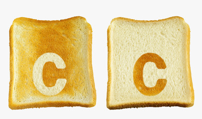 トーストに白い小文字のcと白いパンに小文字のcの焼き目が入った2枚のパン